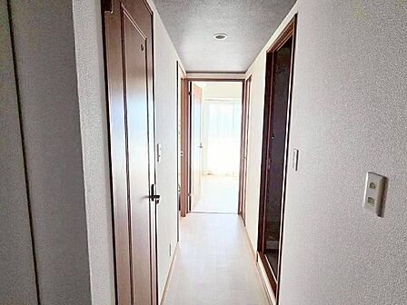 玄関から入ると心地よい自然光がまっすぐ通路まで差し込みます。帰宅する家族を温かく迎えてくれます♪