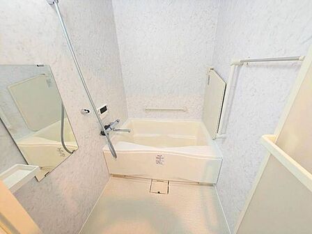 白を基調にした清潔感あるバスルーム♪シンプルでお掃除もしやすいです。