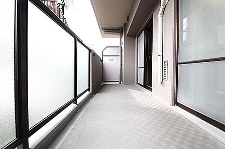 すりガラス調の手すりパネルがプライバシーをしっかりと保護するバルコニー空間。周囲の視線を気にせず過ごせます。