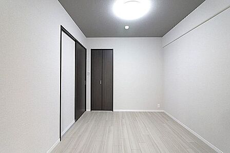 収納スペースや出入り口のドアが機能的に配置されており、無駄のない動線設計。シンプルな形状で家具のレイアウトも自由に行えます。