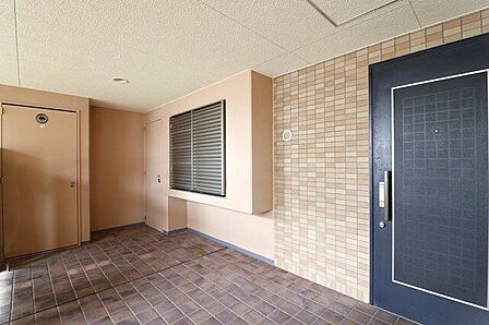 玄関ドアの前が門扉で区切られたポーチは、他の居住者や来訪者が自由に出入りしにくい空間になります。そのため、プライバシーが守られやすい点がメリット。防犯面でも有効といえます。