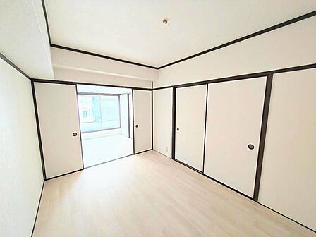 2方向の扉を開けるとリビングと隣の洋室と一体となり、バルコニーからの光が差し込む広々とした空間になります。