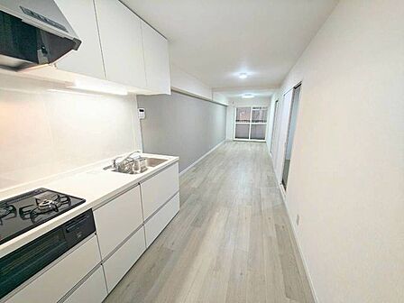 グレーのアクセントクロスが壁面に映える、奥行きのある開放的なリビング♪白を基調とした壁と明るいフローリングが、清潔感あふれる空間を作ります。