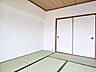 和室：明るい畳敷きの床面と木目調の目透かし天井が調和する和室構造。白の壁面と引き戸で構成されたシンプルな内装で、座卓や座椅子といった和家具はもちろん多様なインテリアになじむ設計です。
