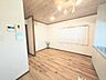 室内：木目調の内装、落ち着いた光でくつろぎの空間を演出。キッチン近くで配膳もスムーズです。