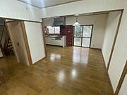 リフォームで自分好みにアレンジ可能なLDK空間。キッチンと程よく距離のあるリビングで、落ち着いた暮らしを。