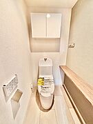 シンプルで清潔感のあるトイレ空間。落ち着いた雰囲気で、日々気持ちよく使用できる仕様となっています。