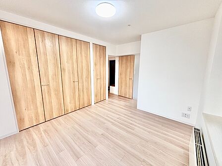 各居室に収納を備えた使いやすい設計。主寝室や子ども部屋、ワークスペースなど家族構成に合わせて柔軟に活用できます。