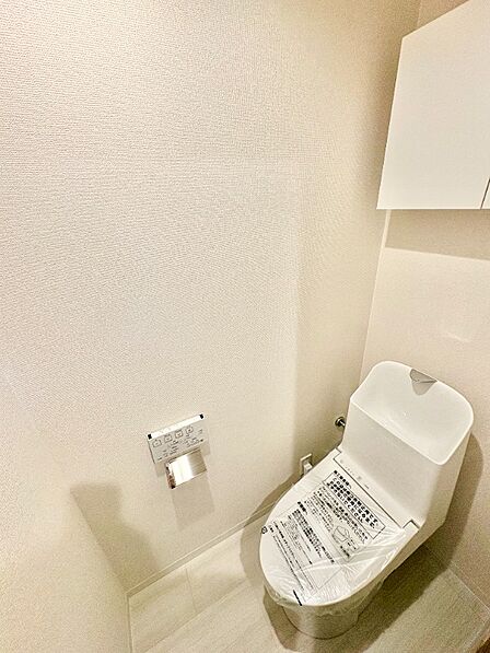 清潔感のあるシンプルなトイレ空間。毎日快適に使用できます。