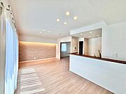 家族が自然と集まる開放的なLDK。家具配置がしやすく、暮らしの変化にも柔軟に対応。