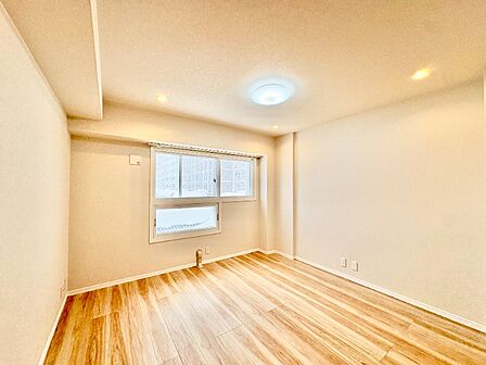 各居室は落ち着いた色合いで統一され、明るく心地よい空間。主寝室や子ども部屋、ワークスペースなどライフスタイルに合わせて柔軟に使えます。
