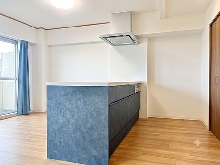 空間をモダンに引き締めるグレーのキッチンカウンターが魅力的!自然光差し込む開放的なフルオープン仕様で、スリムフードや大容量スライド収納を完備。背面スペースも広く家事動線もスムーズな快適キッチンです。