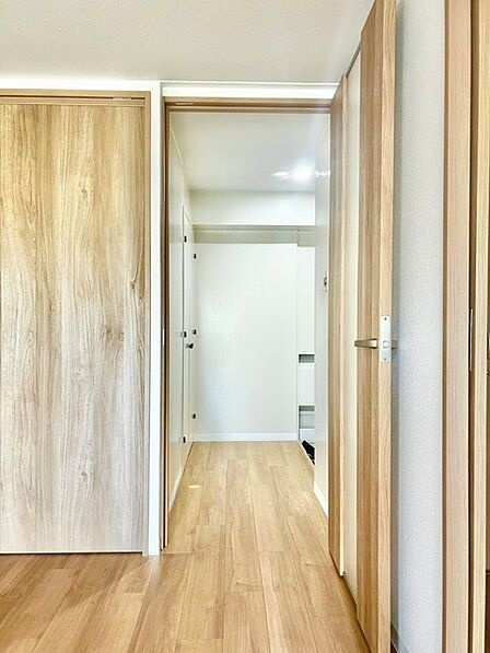 奥まで視線が心地よく抜ける奥行きあるレイアウト!温もりあふれるナチュラルオーク調の木目扉とフロアが統一感を創出。各居室や玄関へとスムーズに繋がる、機能的で気持ちの良い動線設計です。