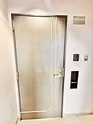 しっかりとした造りの玄関ドアで、防犯性にも配慮。住まいの第一印象を高める落ち着いたデザインです。