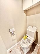 シンプルで使いやすい設計のトイレ空間。清潔感があり、日常的に快適に使用できるよう配慮されています。