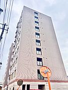 落ち着いたデザインの外観で、周囲の街並みにも自然と調和。管理状態も良好で、安心感のある住まいとしての印象を与えます。