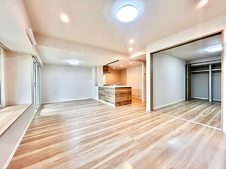 隣接する洋室の扉を開放することで一体感が増す広々としたリビング！大型クローゼットを備えた洋室が隣接しており、空間を柔軟に活用できます。自然光が差し込む明るい室内で快適に過ごせる空間です。