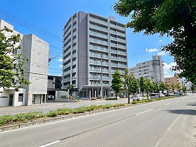外観:地下鉄東西線「発寒南」駅徒歩圏の好立地。経済的な灯油ボイラーやIHキッチンなど充実の設備に加え、納戸や共用収納も完備。周辺の買い物施設も充実した、利便性と快適性を兼ね備えた人気のマンションです。 外観:地下鉄東西線「発寒南」駅徒歩圏の好立地。経済的な灯油ボイラーやIHキッチンなど充実の設備に加え、納戸や共用収納も完備。周辺の買い物施設も充実した、利便性と快適性を兼ね備えた人気のマンションです。