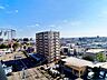 その他：どこまでも広がる抜けるような青空と整然とした街並みを見下ろす絶景ロケーション。大きな道路沿いに商業施設や住宅が立ち並び、日当たりの良さと利便性を実感。9階ならではの開放感が心地よい住環境♪