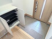 清潔感ある白壁と温かみのあるフロア。