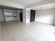 木のぬくもりとやわらかな光に包まれた、心落ち着くリビング空間。