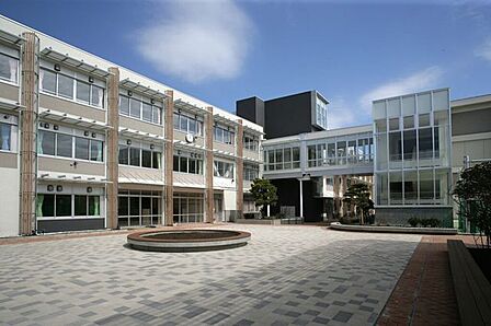 世田谷区立深沢中学校 徒歩9分。 660m