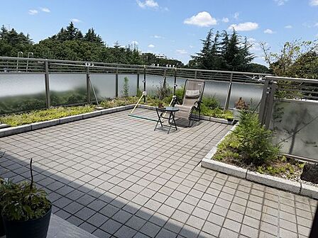 ルーフテラス面積40.90m2気持ちのいい空が見渡せる広いバルコニー。爽やかな風を感じて、心躍る素敵な暮らしが始まります