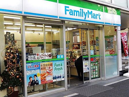 ファミリーマート東新宿明治通り店 徒歩2分。 110m
