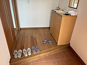 玄関には靴箱が付いています。リビングとの間に建具があるので来客からの目隠しにもなりますね。