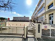 石垣小学校 900m