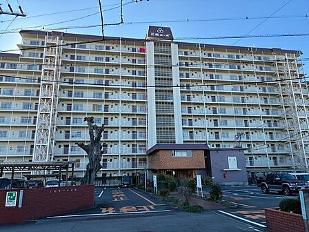 マンションの外観写真です。敷地内1台、近隣1台の駐車場を確保しておりますが、エントランス近くに来客用の駐車場もあります。