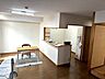 リビング/ダイニング：LDKには南に面したバルコニーから陽が差し込み、明るい空間となっております。