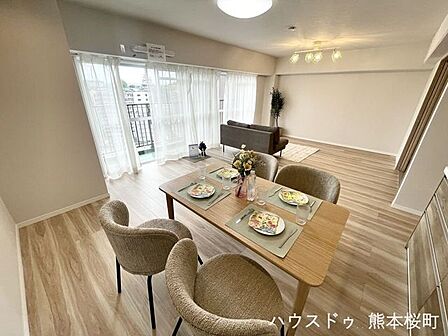 ■安らぎと笑顔の中心地■陽光が優しく降り注ぎ、会話が自然と弾む。ここでは、毎日が特別な時間へと変わります。