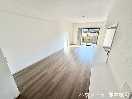 ■安らぎと笑顔の中心地■陽光が優しく降り注ぎ、会話が自然と弾む。ここでは、毎日が特別な時間へと変わります。