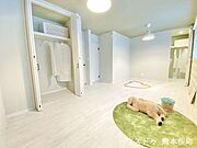 ■□■5帖洋室＋5帖洋室■□■グリーンを基調とした10帖の子供部屋は将来的に5帖2部屋にすることも可能です☆左右それぞれにクローゼットが付いています♪