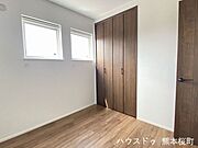 ■□■洋室■□■光彩のとれる大きめの窓があるとお部屋も気分も明るくなりますね。洋室にももちろん収納がついています！