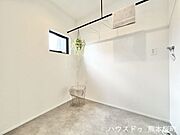 ■□■脱衣所■□■洗面台がないので広々とした空間になっています！タオルなどを置く棚を置いても余裕があります♪