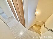 ■暮らしを繋ぐ、明るい動線■採光窓から光が差し込み、足元を優しく照らす。安全で快適な、家族の生活を支える縦の繋がりです。