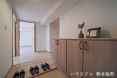 ■「しまう」が叶える美しい玄関■大容量のシューズボックスがあることでいつも整理された、気持ちの良い「家の顔」を保てます。