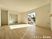 ■安らぎと笑顔の中心地■陽光が優しく降り注ぎ、会話が自然と弾む。ここでは、毎日が特別な時間へと変わります。