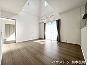 ■安らぎと笑顔の中心地■陽光が優しく降り注ぎ、会話が自然と弾む。ここでは、毎日が特別な時間へと変わります。