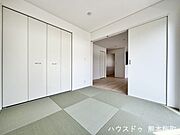 ■1階4.5帖和室■ゲストをもてなし、昼寝や家事にも使える、畳のぬくもりが心地よい多目的万能スペース。