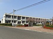 花園小学校 800m