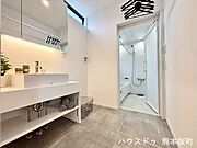 ■清々しいリフレッシュ空間■自分を磨き、気持ちを切り替える。心地よい光が差し込むプライベートスペース。