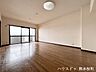 リビング/ダイニング：■安らぎと笑顔の中心地■陽光が優しく降り注ぎ、会話が自然と弾む。ここでは、毎日が特別な時間へと変わります。