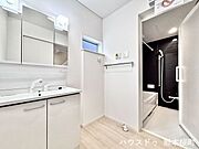■清々しいリフレッシュ空間■自分を磨き、気持ちを切り替える。心地よい光が差し込むプライベートスペース。