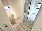 ■暮らしを繋ぐ、明るい動線■採光窓から光が差し込み、足元を優しく照らす。安全で快適な、家族の生活を支える縦の繋がりです。