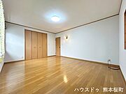 ■2階10帖洋室■心からリラックスできる静けさ、上質な眠りで、毎日をリセットします。明日への活力を養う空間です。