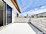 ■空の下の開放的な特等席■日光浴や読書、外の空気を感じながらリフレッシュ。暮らしを豊かにする、もう一つの心地よい空間です。