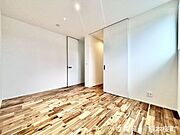 ■2階6帖洋室■心からリラックスできる静けさ、上質な眠りで、毎日をリセットします。明日への活力を養う空間です。